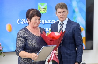 Олег Кожемяко наградил социальных работников Приморья и посетил «Центр Активного долголетия»