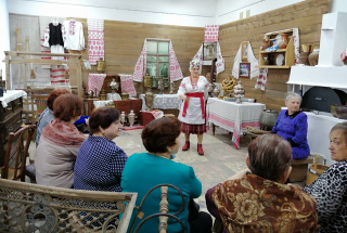 «Отрада» и «Бархатный сезон» посетили выставку «Горница первых переселенцев».