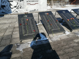 «Цветы к каждому военному мемориалу защитникам Отечества».
