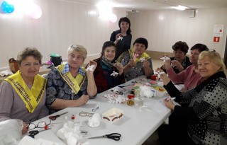 «Серебряные» волонтеры осваивают изготовление славянской куклы! 