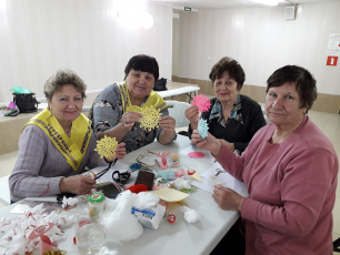 «Серебряные» волонтеры осваивают изготовление славянской куклы! 