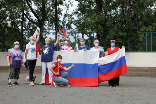 Участие в акции под названием «Цвета российского флага».