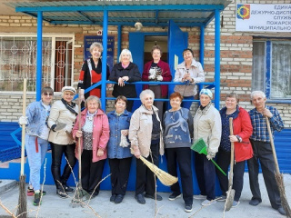 «Серебряные» добровольцы на ежегодном Всероссийском субботнике.