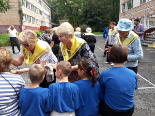 «Серебряные» волонтеры вместе с воспитанниками СРЦН «Парус надежды» проводили лето!