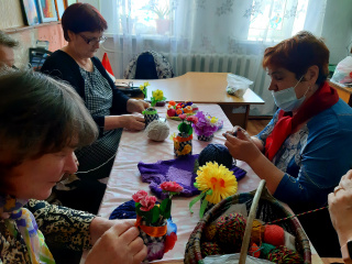 Мастер-класс по изготовлению вазочек для цветов и плетению кашпо в клубе «Мастерицы».